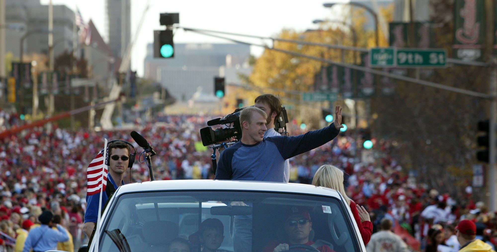 David Eckstein waves to World Series parade crowd in 2006